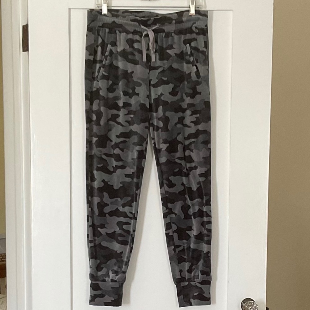 FEVER  Stretch Velveteen Jogger Camo Print Grey/Black  Sz. Medium  Pre-owned